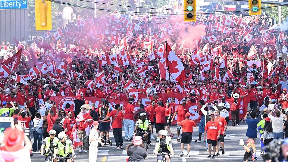 Kanadas Fans auf dem Weg zum Stadion. Kanadas Fans auf dem Weg zum Stadion.