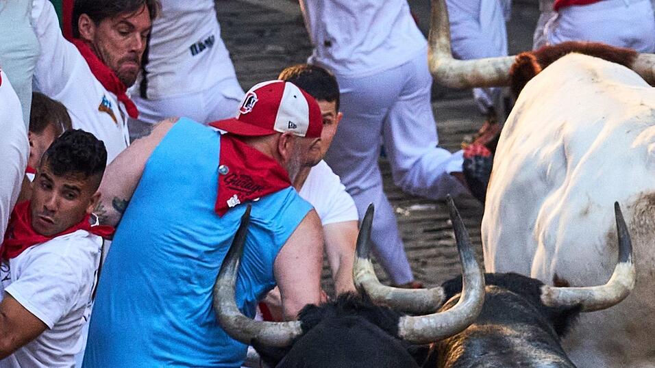 Auf Tuchf&uuml;hlung mit dem Tod: Die spitzen und langen H&ouml;rner der Kampfstiere k&ouml;nnen den L&auml;ufern bei den Stierhatzen w&auml;hrend des ebenso ber&uuml;hmten wie umstrittenen San-Ferm&iacute;n-Festes im nordspanischen Pamplona lebensgef&auml;hrliche Verletzungen zuf&uuml;gen.
