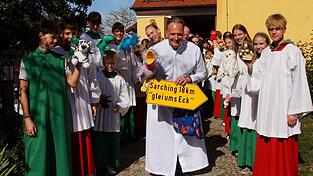 Sarchings Minis entschieden sich f&uuml;r ein Spalier mit Handpuppen.
