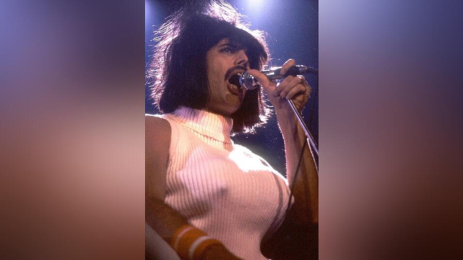 Freddie Mercury in Frauenkleidern samt Br&uuml;sten. Welches Lied wird er wohl gerade in diesem Outfit gesungen haben? Nat&uuml;rlich 'I Want To Break Free'! Das Foto entstand auf dem Live-Konzert der Works-Tour in der Wembley Arena in London am 7. September 1984.