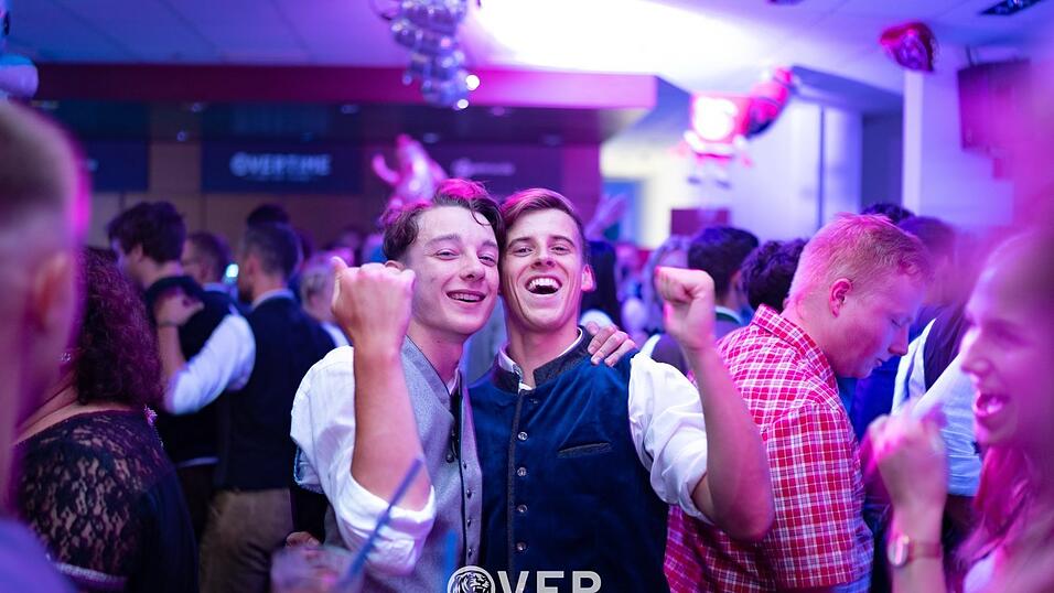 Auch am zweiten Volksfestfreitag schauten viele G&auml;ste im Overtime vorbei.