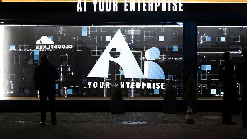 Au&szlig;erhalb der Kongresshalle ging es vor allem um K&uuml;nstliche Intelligenz. (Archivbild)