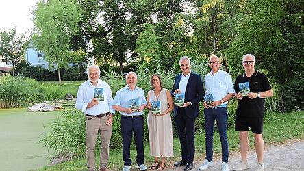 Erich Zweck (von links), Rainer Girg, Elisabeth Geschka, OB Thomas Burger, Peter Styra und Gerald Richter pr&auml;sentierten im Charlotte-Brandis-Park die 15. Ausgabe des Vitusbachs.