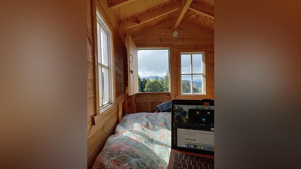 Hier lässt es sich aushalten – und auch gut arbeiten: Katis Blockhütte in Tasmanien.