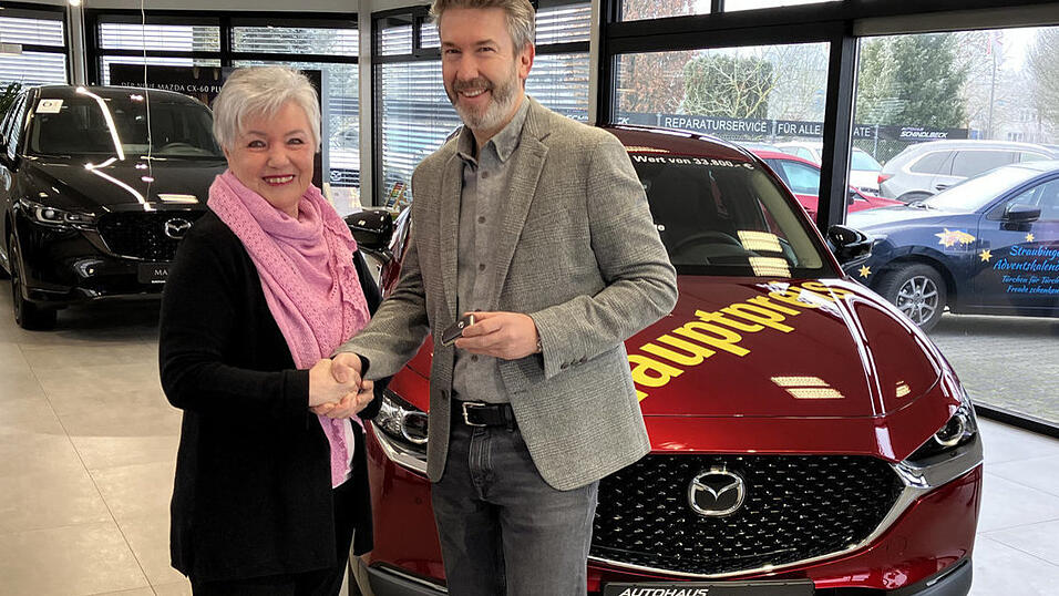 Stefan Schindlbeck überreichte Margit Riedl den Autoschlüssel. Stefan Schindlbeck überreichte Margit Riedl den Autoschlüssel.