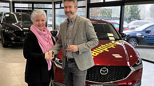Stefan Schindlbeck &uuml;berreichte Margit Riedl den Autoschl&uuml;ssel.