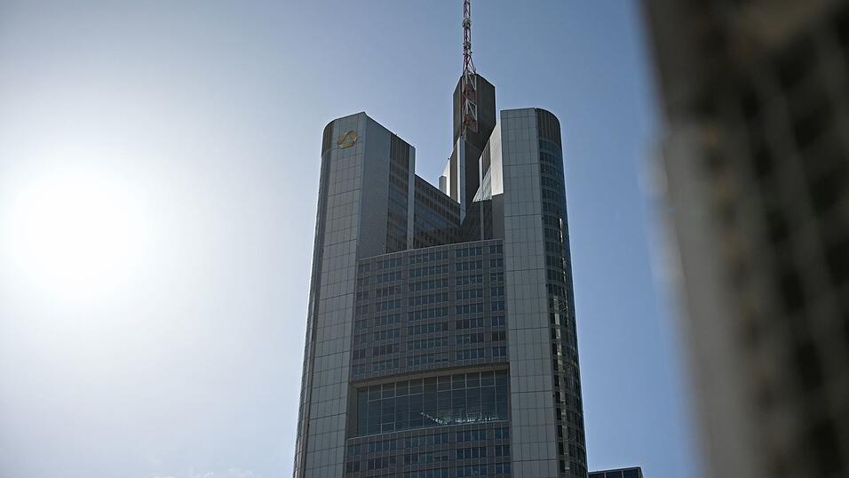 Objekt der Begierde: die Commerzbank in Frankfurt. (Archivbild) Objekt der Begierde: die Commerzbank in Frankfurt. (Archivbild)
