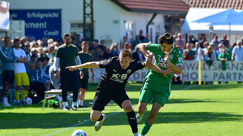 Lukas Leutner (in Schwarz) erzielt kurz vor der Pause das wichtige 1:1 f&uuml;r den ASV Cham.
