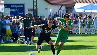 Lukas Leutner (in Schwarz) erzielt kurz vor der Pause das wichtige 1:1 für den ASV Cham. Lukas Leutner (in Schwarz) erzielt kurz vor der Pause das wichtige 1:1 für den ASV Cham.