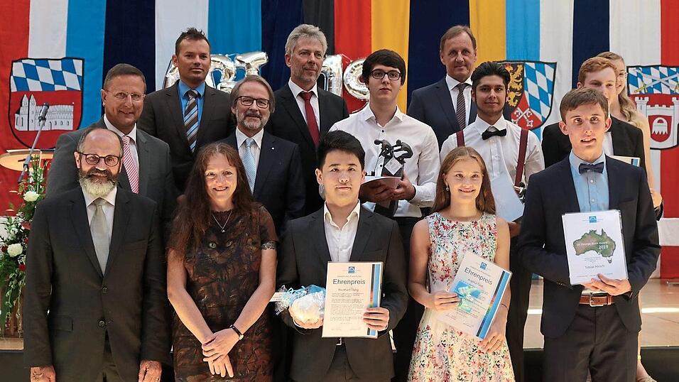 Tobias Hirsch (rechts) erhielt den von Dr. George Wahr gestifteten Preis. Mit im Bild die Preistr&auml;ger f&uuml;r soziales Engagement und die Ehreng&auml;ste.