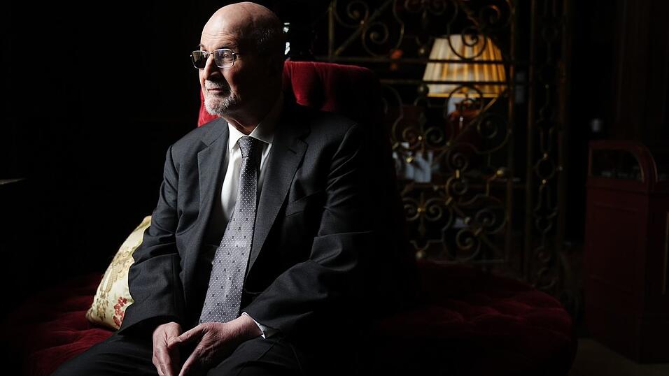 Der Schriftsteller Salman Rushdie nähert sich in seinem neuen Buch «Die elfte Stunde» der Frage an, wie man dem eigenen Ende entgegengehen kann. (Archivfoto) Der Schriftsteller Salman Rushdie nähert sich in seinem neuen Buch «Die elfte Stunde» der Frage an, wie man dem eigenen Ende entgegengehen kann. (Archivfoto)
