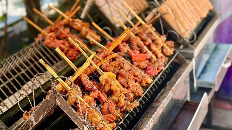 In Deutschland wäre das eher ein Mittagessen - aber die Thais lieben marinierte Schweinespieße (Moo Ping) schon zum Frühstück. In Deutschland wäre das eher ein Mittagessen - aber die Thais lieben marinierte Schweinespieße (Moo Ping) schon zum Frühstück.