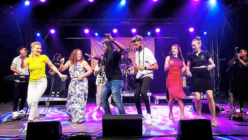 Ronny Morffe Santana mit Tanzlehrern der Salsa-Schule gemeinsam auf der B&uuml;hne mit Mayito Rivera und The Sons of Cuba.