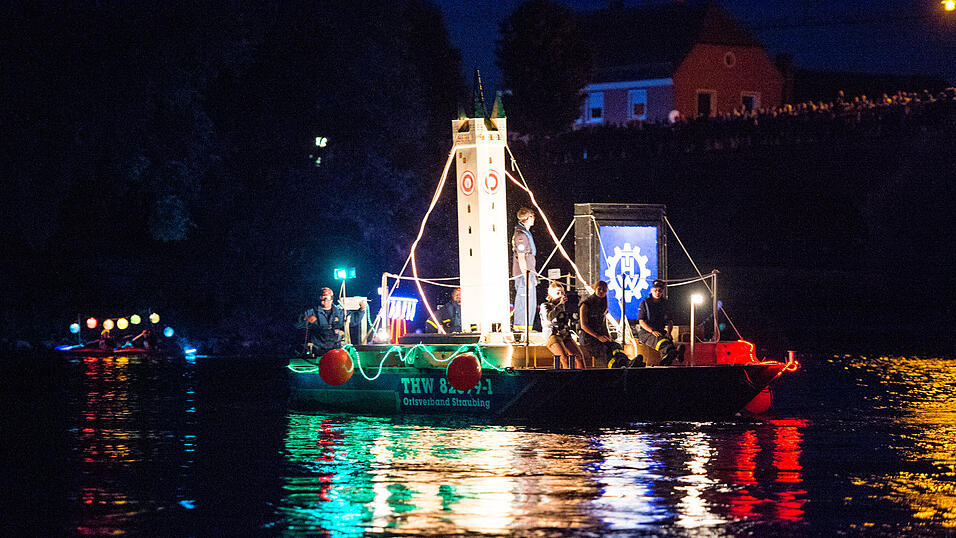 Alle Bilder dazu finden Sie hier.Foto: Mathias AdamDie Lampionfahrt verwandelte die Donau in ein Lichtermehr.