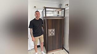 Jeremias Lehner mit seinem Meisterstück: ein Tresor aus Ebenholz. Jeremias Lehner mit seinem Meisterstück: ein Tresor aus Ebenholz.