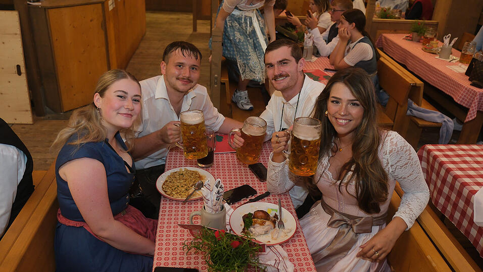 Die Partybilder vom Dienstag, 15. August 2023, aus dem Festzelt Krönner. Die Partybilder vom Dienstag, 15. August 2023, aus dem Festzelt Krönner.