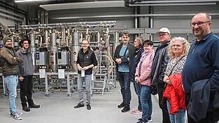 Hossingers Kunststofftechnik: Armin Hossinger (Dritter von links) gibt Interessierten bereitwillig Auskunft.