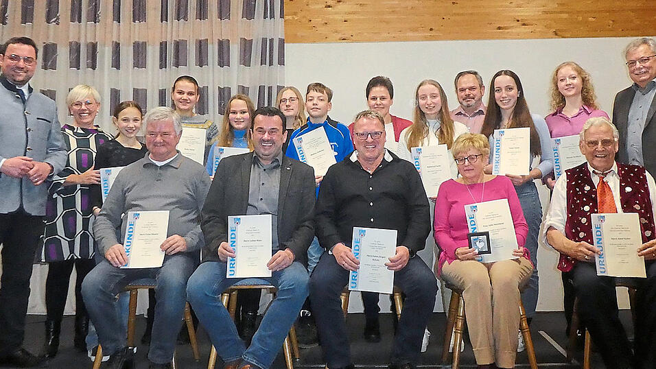 Die Geehrten mit B&uuml;rgermeister Max H&ouml;cherl (links), dritter B&uuml;rgermeisterin Iris Hartmann (2. von links) und zweitem B&uuml;rgermeister Helmut Kronfeldner (rechts)