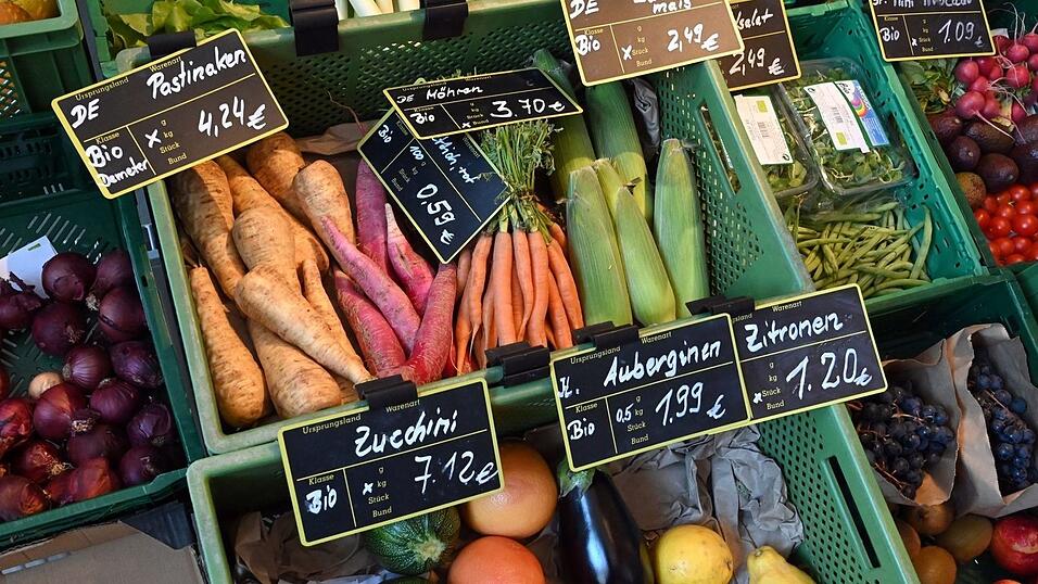 Regionales Bio-Gemüse wird in einem Laden verkauft.