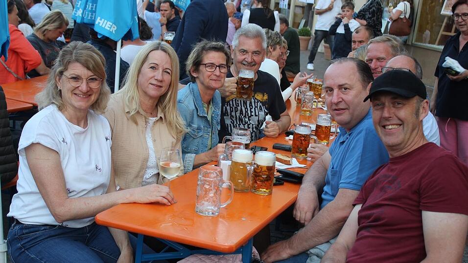Viele Landshuter genossen ihren Freitagabend auf dem Bismarckplatzfest.