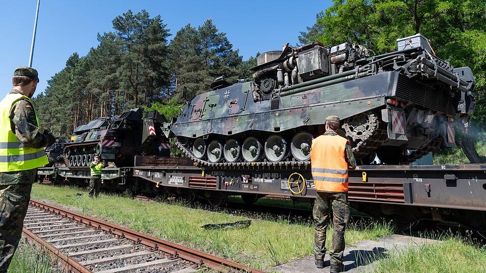 Ist die Schiene in Deutschland fit f&uuml;r den Transport von milit&auml;rischem Ger&auml;t wie hier von Bundeswehrpanzern bei einer &Uuml;bung in der Oberlausitz? Um solche Fragen geht es unter anderem im Operationsplan.