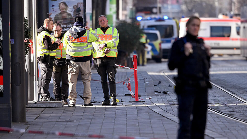 Einsatzkräfte der Polizei stehen bei einem Großeinsatz in der Innenstadt. Nach einem Vorfall mit einem Auto in der Mannheimer Innenstadt mit mindestens einem Toten und mehreren Verletzten ist der mutmaßliche Fahrer nach Polizeiangaben festgenommen worden. Nach Polizeiangaben war ein Fahrzeug in eine Menschenmenge gefahren. 