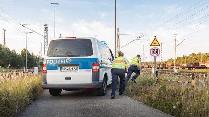 Eine Gleissperrung löst ein Mann im Bereich „Auf der Schanze“ auf der Bahnstrecke Furth im Wald nach Cham aus. Eine Gleissperrung löst ein Mann im Bereich „Auf der Schanze“ auf der Bahnstrecke Furth im Wald nach Cham aus.
