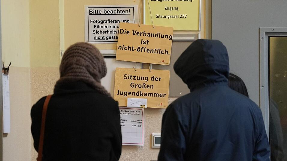 Vor Beginn der Verhandlungen finden sich auch zwei Angehörige des Angeklagten vor dem Gerichtsaal ein. Vor Beginn der Verhandlungen finden sich auch zwei Angehörige des Angeklagten vor dem Gerichtsaal ein.