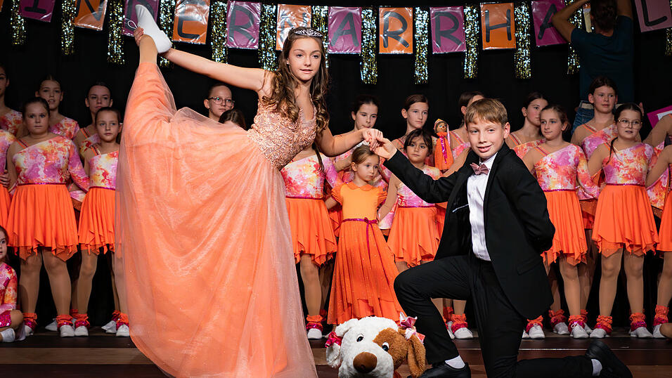 Das Prinzenpaar Anna I. und Moritz II. in Aktion. Moritz fand seinen Anzug zun&auml;chst ungewohnt - mittlerweile tr&auml;gt er ihn gerne.