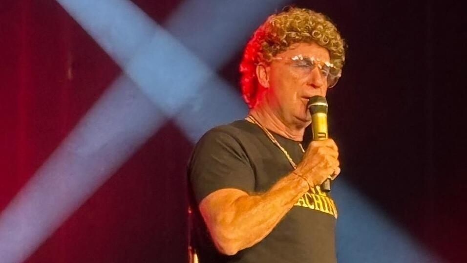 Atze Schr&ouml;der geh&ouml;rt seit 30 Jahren zum Comedy-Inventar der Republik. 60 Jahre ist der Ruhrpottstar nach eigenen Angaben alt und dennoch - so die Selbstcharakterisierung - ein &bdquo;vitaler R&uuml;de&ldquo;.