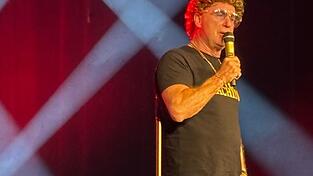 Atze Schr&ouml;der geh&ouml;rt seit 30 Jahren zum Comedy-Inventar der Republik. 60 Jahre ist der Ruhrpottstar nach eigenen Angaben alt und dennoch - so die Selbstcharakterisierung - ein &bdquo;vitaler R&uuml;de&ldquo;.