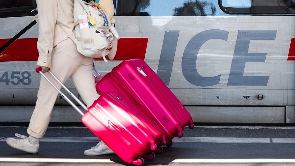 Wer mit dem Zug verreist, soll nach den Plänen der EU-Kommission auch bei Fahrten unterschiedlicher Unternehmen bei Ausfällen gut geschützt sein. (Symbolbild) Wer mit dem Zug verreist, soll nach den Plänen der EU-Kommission auch bei Fahrten unterschiedlicher Unternehmen bei Ausfällen gut geschützt sein. (Symbolbild)