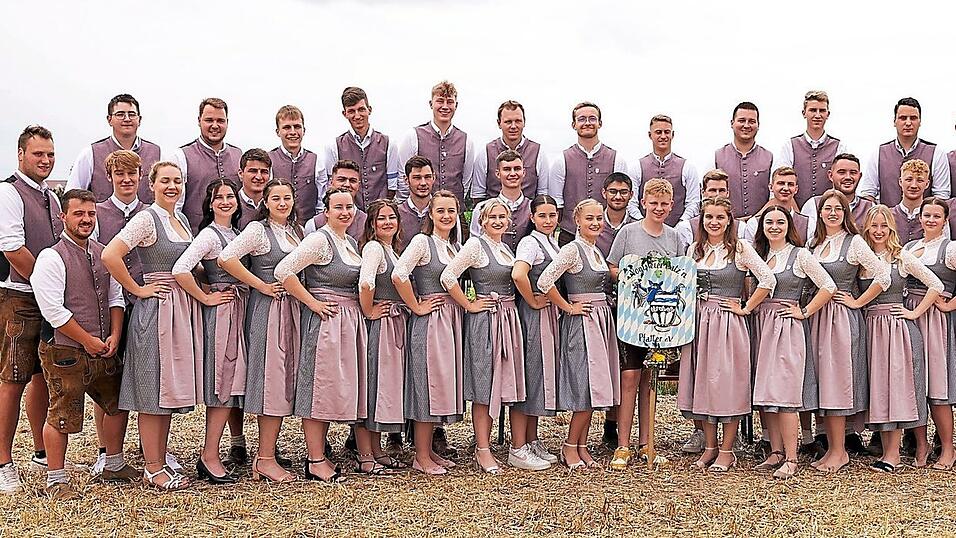 Blitzsauber in neuer Vereinskleidung pr&auml;sentierten sich die Voglmeier Ratz&acute;n bei der 1250-Jahr-Feier von Pfatter.