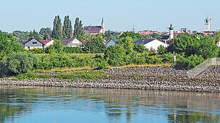 Große Städte wie Straubing bauen oft und nah an die Donau: Diesen Befund des Bayerischen Rundfunks greift die Stadt Wörth auf.
