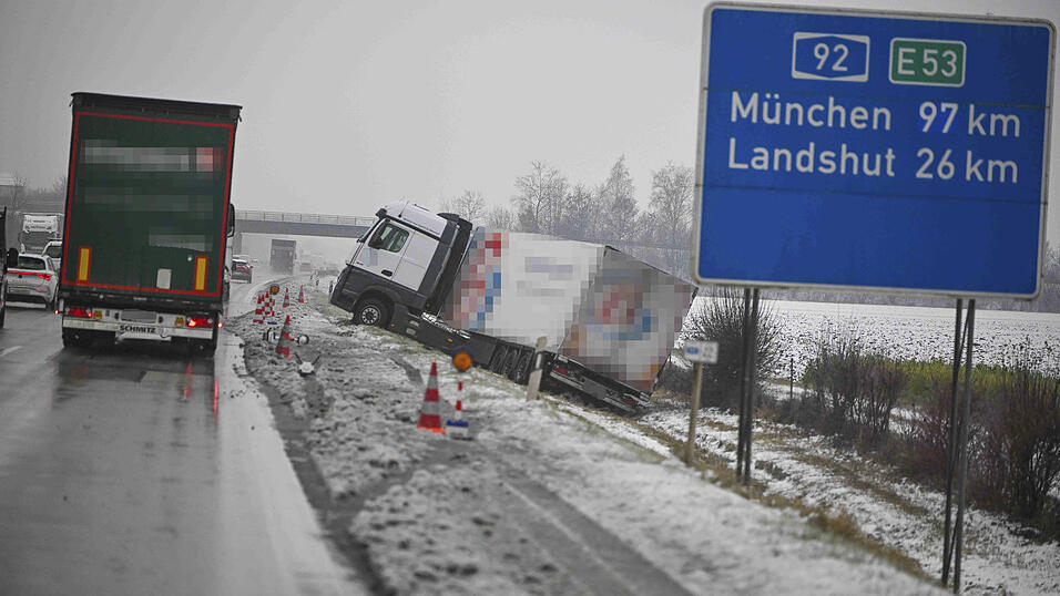 Auf der A92 bei Dingolfing rutschte ein Lastwagen von der Fahrbahn.