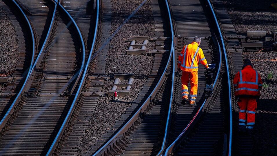Nachdem dem Abrutschen des Bahndamms war die Dauer der Sperrung zun&auml;chst unklar. (Symbolbild)