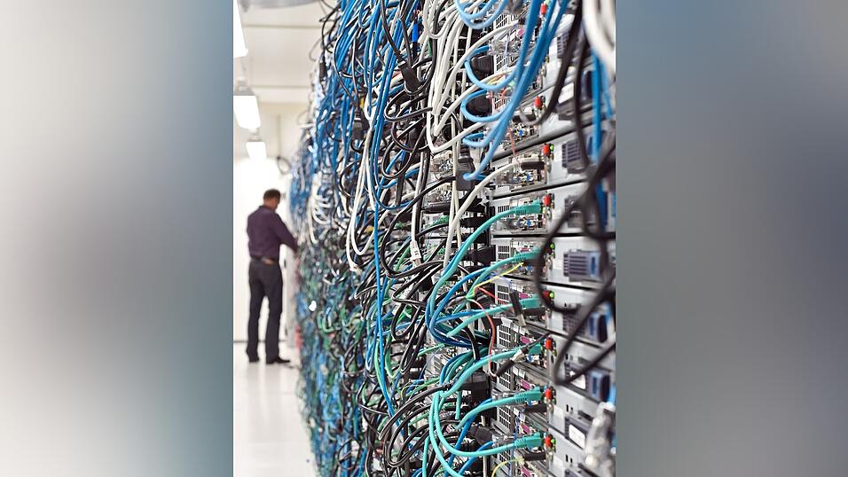Ein zentraler IT-Dienstleister soll laut dem Freistaat künftig die IT-Aufgaben der Kommunen bündeln. Ein zentraler IT-Dienstleister soll laut dem Freistaat künftig die IT-Aufgaben der Kommunen bündeln.