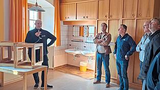 Leiter Johannes Himmelhuber zeigt den Mitgliedern des Zweckverbands Jugendhaus die Zimmer. Diese werden im Zug der Sanierung mit Nasszellen ausgestattet. Leiter Johannes Himmelhuber zeigt den Mitgliedern des Zweckverbands Jugendhaus die Zimmer. Diese werden im Zug der Sanierung mit Nasszellen ausgestattet.