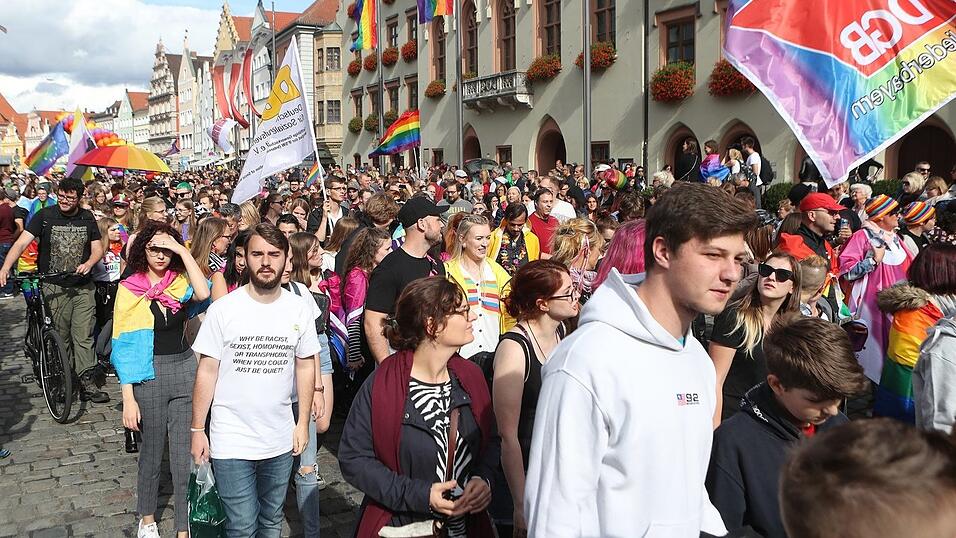 Knapp 2.000 Teilnehmer feierten am Samstag in Landhut den ersten Christopher-Street-Day Niederbayerns.