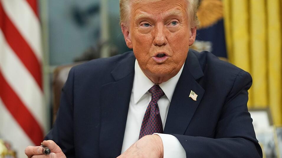 Donald Trump holt nur Stunden nach seiner Vereidigung zum Rundumschlag aus und begnadigt alle Straft&auml;ter der Attacke auf das US-Kapitol.