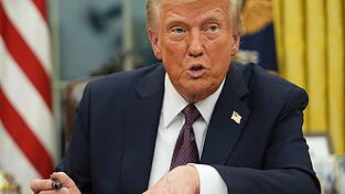 Donald Trump holt nur Stunden nach seiner Vereidigung zum Rundumschlag aus und begnadigt alle Straftäter der Attacke auf das US-Kapitol. Donald Trump holt nur Stunden nach seiner Vereidigung zum Rundumschlag aus und begnadigt alle Straftäter der Attacke auf das US-Kapitol.