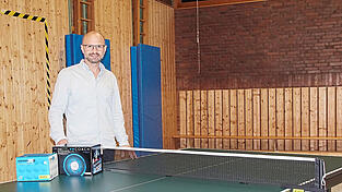Michael Bauer, Leiter der Tischtennisabteilung des SV Wiesent, mit einer der neuen Platten und den neuen Bällen. In zwei Wochen wird es einen Neustart der Nachwuchsarbeit geben. Michael Bauer, Leiter der Tischtennisabteilung des SV Wiesent, mit einer der neuen Platten und den neuen Bällen. In zwei Wochen wird es einen Neustart der Nachwuchsarbeit geben.