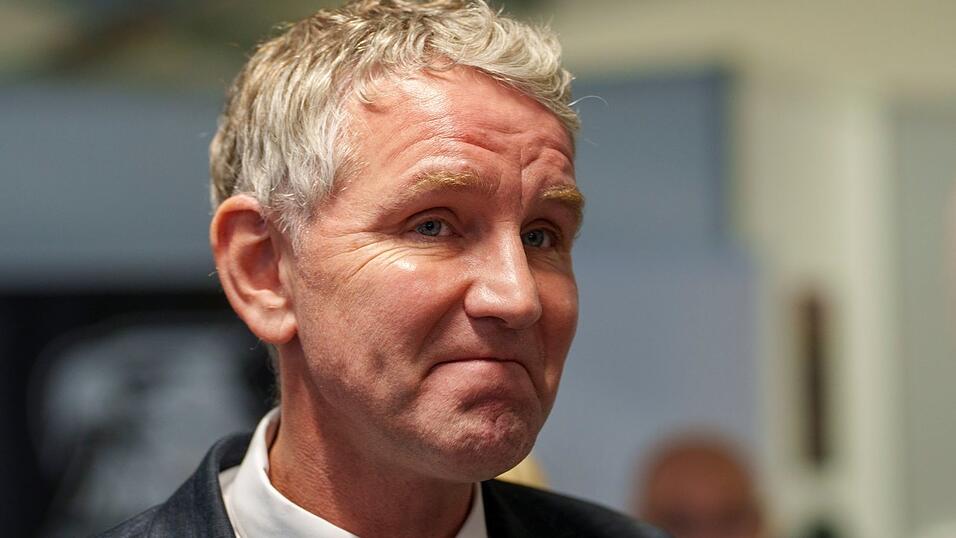 Darf vorerst nur auf einer von zwei Hallenbühnen in Bayern reden: Thüringens AfD-Landtagsfraktionschef Björn Höcke. (Archivbild) Darf vorerst nur auf einer von zwei Hallenbühnen in Bayern reden: Thüringens AfD-Landtagsfraktionschef Björn Höcke. (Archivbild)