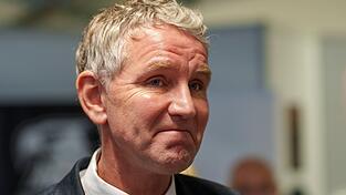 Darf vorerst nur auf einer von zwei Hallenbühnen in Bayern reden: Thüringens AfD-Landtagsfraktionschef Björn Höcke. (Archivbild) Darf vorerst nur auf einer von zwei Hallenbühnen in Bayern reden: Thüringens AfD-Landtagsfraktionschef Björn Höcke. (Archivbild)
