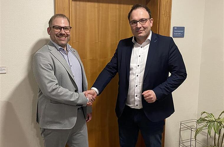 Christian Eidenhardt sch&uuml;ttelt dem alten und neuen B&uuml;rgermeister der Stadt Cham, Martin Stoiber, die Hand.