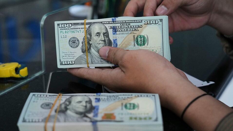 Jugendliche haben in der russischen Hauptstadt Moskau eine Damenhandtasche mit 88.000 Dollar Bargeld gefunden. (Symbolbild) Jugendliche haben in der russischen Hauptstadt Moskau eine Damenhandtasche mit 88.000 Dollar Bargeld gefunden. (Symbolbild)