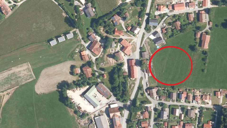 Die vier Parzellen in Grafenried Ost, links die Ortsdurchfahrt. Ganz links das ehemalige Gasthaus Grafenried. Die vier Parzellen in Grafenried Ost, links die Ortsdurchfahrt. Ganz links das ehemalige Gasthaus Grafenried.