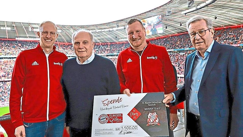 Der Simbacher Fanclub 'Bavaria 12' hat den Bayern im Jahr 2023 eine Spende an das 'FC Bayern Hilfswerk &uuml;berreicht. Von links zu sehen sind Fanclub-Vorsitzender Christoph Sporrer, Bayern-Ehrenpr&auml;sident Uli Hoene&szlig;, Martin Gruber (2. Vorsitzender von 'Bavaria 12') sowie Karl Hopfner, von 2014 bis 2016 Pr&auml;sident des Rekordmeisters.