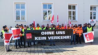 Hinter dem gro&szlig;en Banner formierte sich der Protestzug der Streikenden zur Autobahnauffahrt Burgweinting, wo sie ihre Forderungen auch den Autofahrern pr&auml;sentierten.