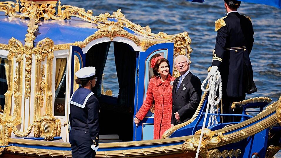 König Carl XVI. Gustaf (2. v. rechts) und Königin Silvia (2. v. links) fahren zur Goldhochzeit auch mir der königlichen Barkasse «Vasaorden». König Carl XVI. Gustaf (2. v. rechts) und Königin Silvia (2. v. links) fahren zur Goldhochzeit auch mir der königlichen Barkasse «Vasaorden».